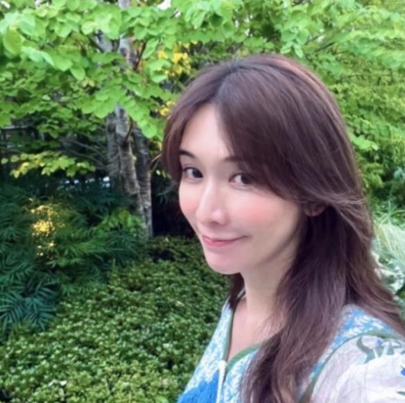 48岁林志玲社媒晒近期素颜自拍照！清新笑容状态不错
