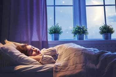 研究表明睡觉时穿袜子更容易睡着：网友：长筒丝袜？