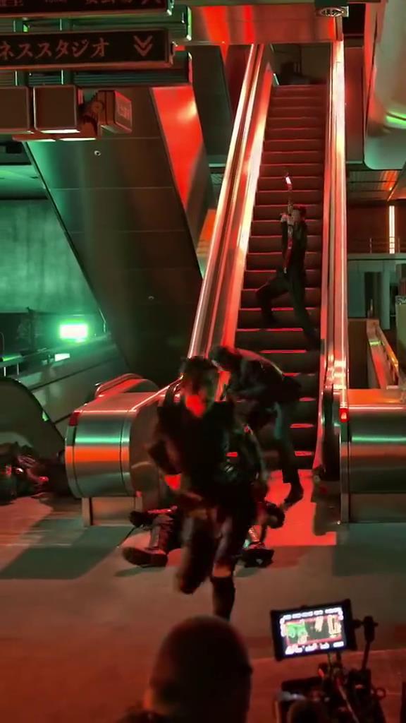《疾速追杀4》曝片场视频 特技演员扶梯滚落令人心疼