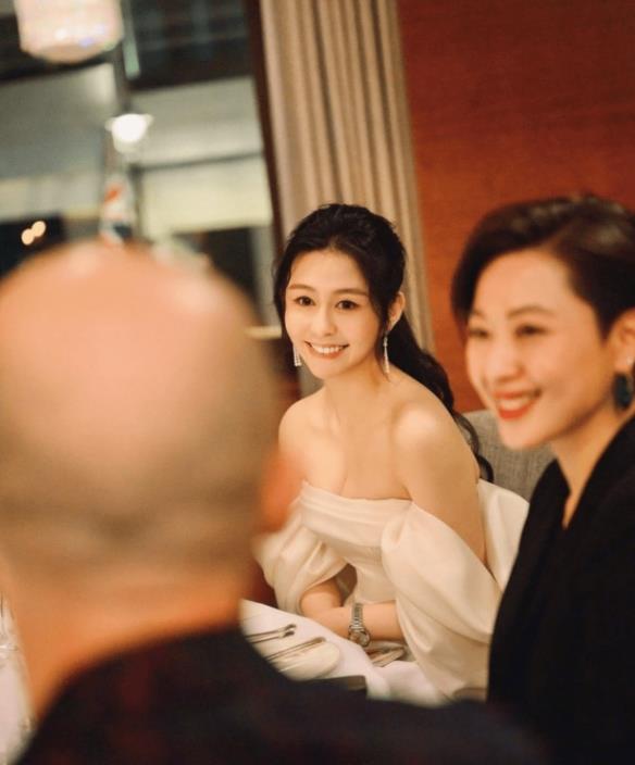邱淑贞女儿沈月曝晚宴近照!身着白色露肩装笑容甜美