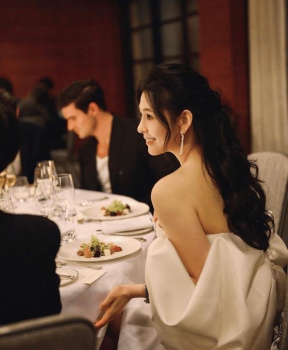 邱淑贞女儿沈月曝晚宴近照!身着白色露肩装笑容甜美
