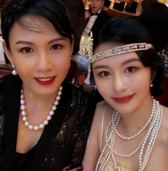 邱淑贞女儿沈月曝晚宴近照!身着白色露肩装笑容甜美