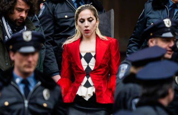 Lady Gaga《小丑2》片场路透照曝光!红衣疯狂小丑女