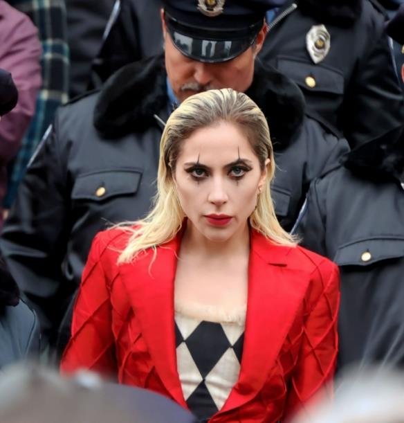Lady Gaga《小丑2》片场路透照曝光!红衣疯狂小丑女