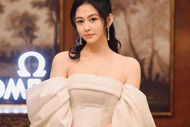 邱淑贞女儿沈月曝晚宴近照！身着白色露肩装笑容甜美