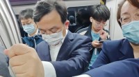 王传福坐地铁参加北京车展引热议 网友：够接地气