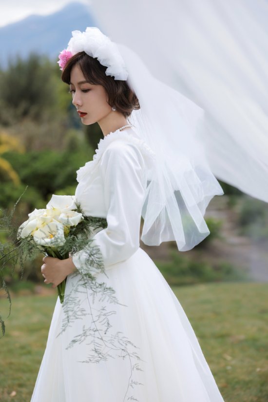 跨越时空的绝美回望！王珞丹穿上了母亲42年前的婚纱