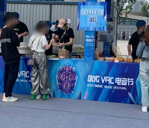 小杨哥参与举办的电音节被指宰客 当地回应