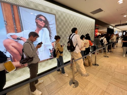 日本LV门口排长龙 药妆店半夜12点还在血拼