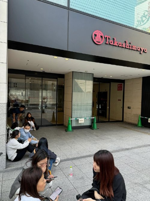 日本LV门口排长龙 药妆店半夜12点还在血拼