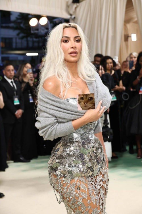 金卡戴珊出席Met Gala：好身材不逊年轻人