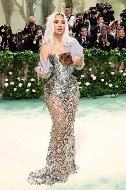金卡戴珊出席Met Gala：好身材不逊年轻人