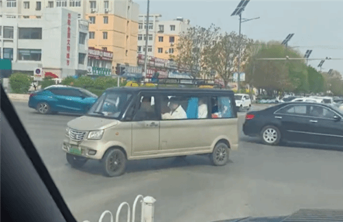 网友街头偶遇“商务老头乐”：满载7人还配有窗帘