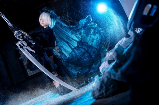 COSPLAY图赏：樱花妹COS《尼尔》婚纱2B 高衩美体肉感还原