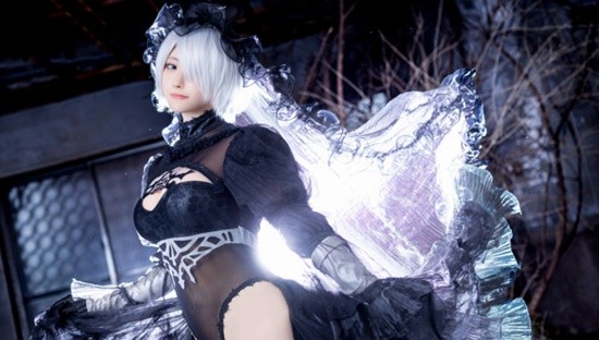 COSPLAY图赏：樱花妹COS《尼尔》婚纱2B 高衩美体肉感还原