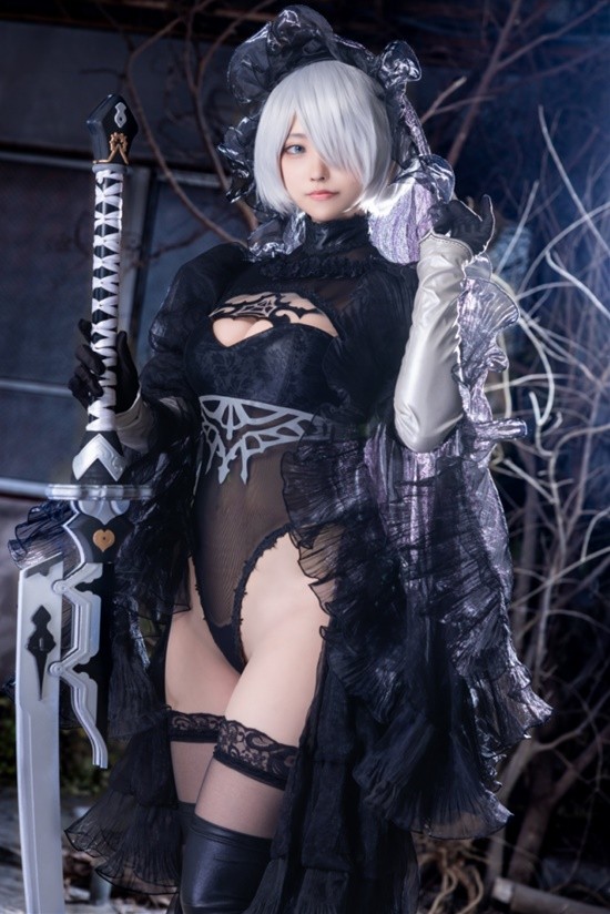 COSPLAY图赏：樱花妹COS《尼尔》婚纱2B 高衩美体肉感还原