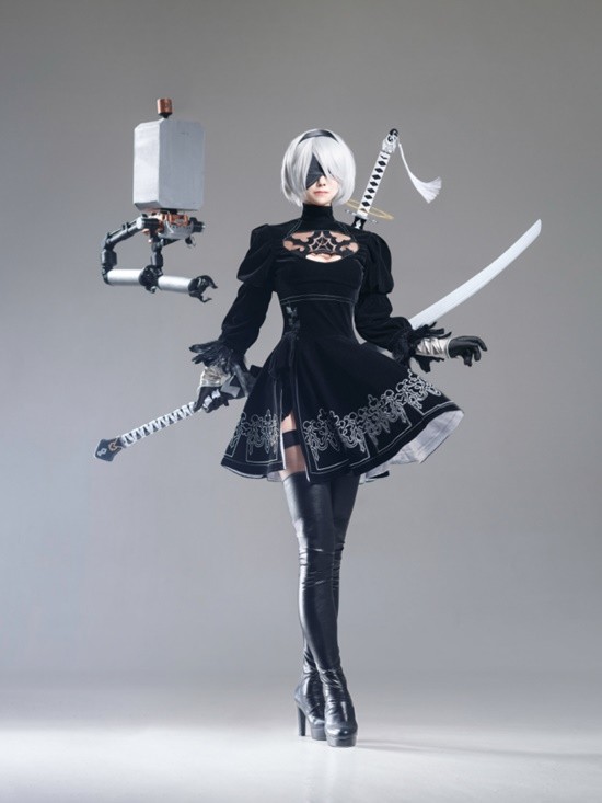 COSPLAY图赏：樱花妹COS《尼尔》婚纱2B 高衩美体肉感还原