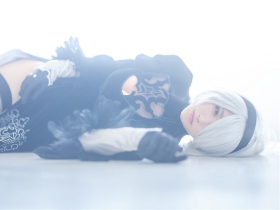 COSPLAY图赏：樱花妹COS《尼尔》婚纱2B 高衩美体肉感还原