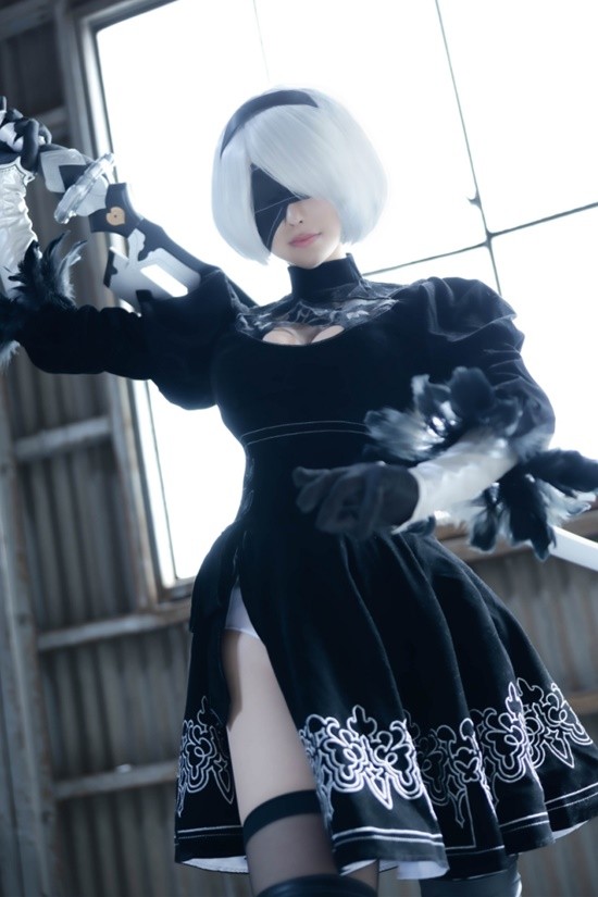 COSPLAY图赏：樱花妹COS《尼尔》婚纱2B 高衩美体肉感还原