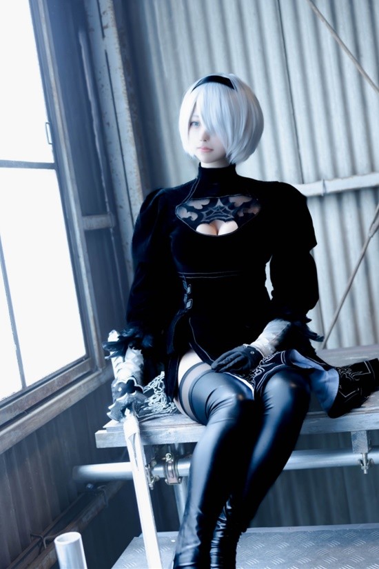 COSPLAY图赏：樱花妹COS《尼尔》婚纱2B 高衩美体肉感还原