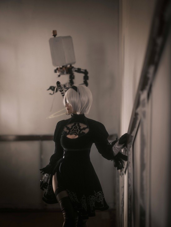 COSPLAY图赏：樱花妹COS《尼尔》婚纱2B 高衩美体肉感还原