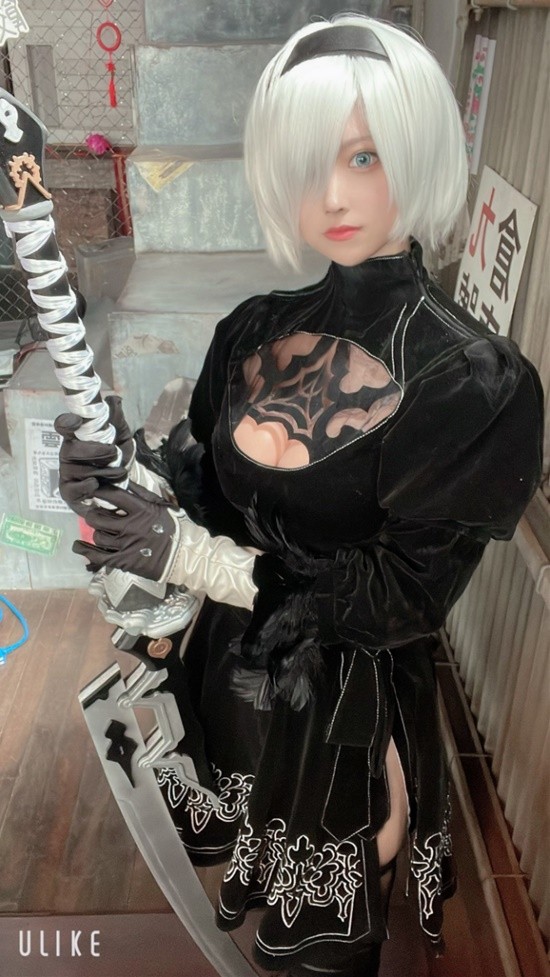 COSPLAY图赏：樱花妹COS《尼尔》婚纱2B 高衩美体肉感还原