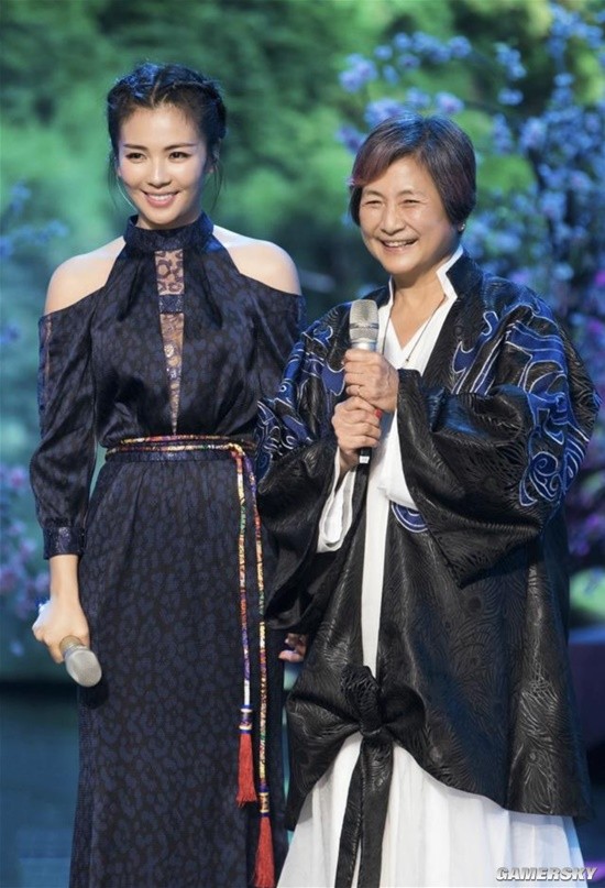 刘涛称华夫人郑佩佩身体已经不太好了 需要人搀扶