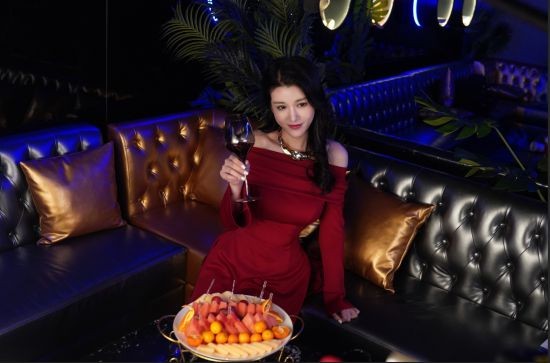 职场情感题材崛起 5月15日steam上架《美女，应接不暇》引领互动剧新趋势
