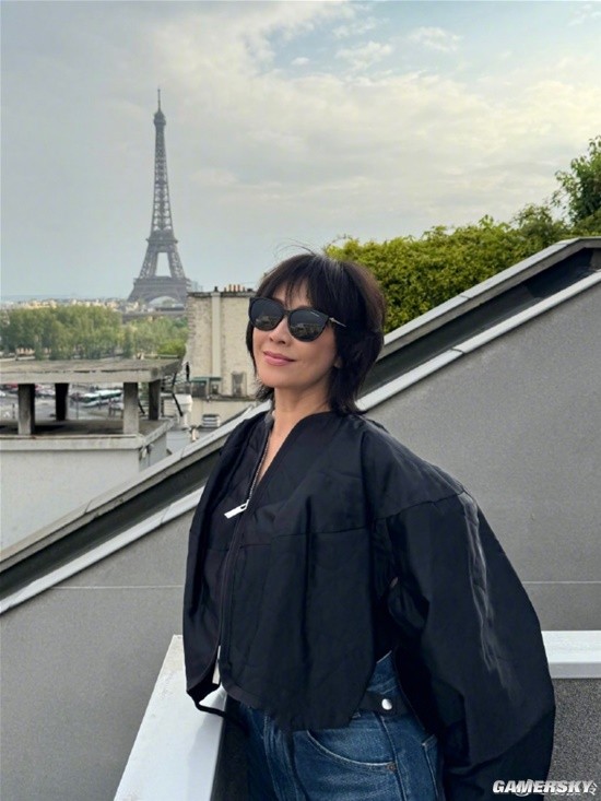 刘嘉玲与梁朝伟巴黎合照 秃头配花衣审美成迷