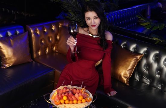 《美女，应接不暇》：5月15日Steam上架 开启你的AI恋爱陪伴之旅