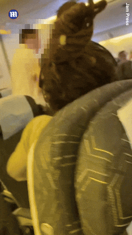 两男子飞机上抢座互殴 空姐制止后持续争吵3小时
