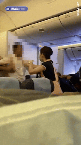两男子飞机上抢座互殴 空姐制止后持续争吵3小时