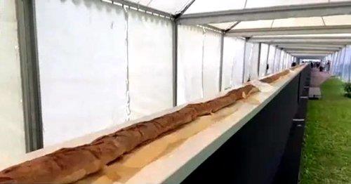 140.53米!法国面包师烤出最长法棍打破纪录