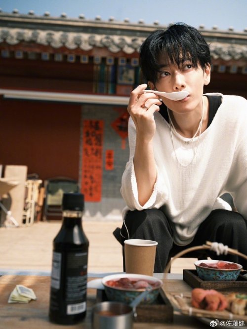 佐藤健《四月女友》首映礼大秀中文 开口就是宝子们