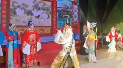 妈妈支持21岁女儿拿全家积蓄创业 创办豫剧剧团