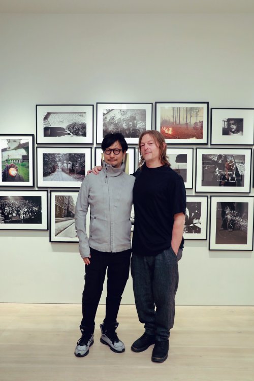 哥俩亲密无间！小岛秀夫再晒弩哥合照 帮忙宣传摄影展