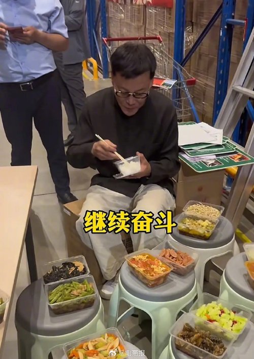 李国庆晒吃饭视频：一个人吃10个菜 网友迷茫了