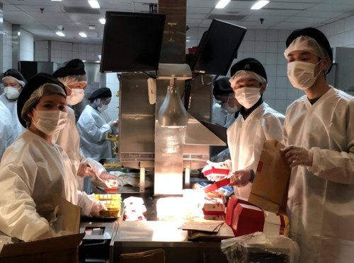 记者卧底麦当劳餐厅后厨：给过期食材换标签续命