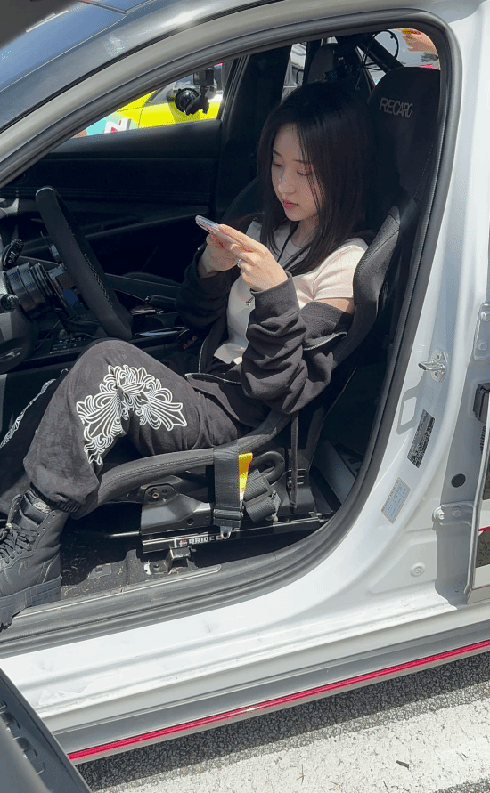 《剑星》女主体模新日常照：赛车场拍照合影