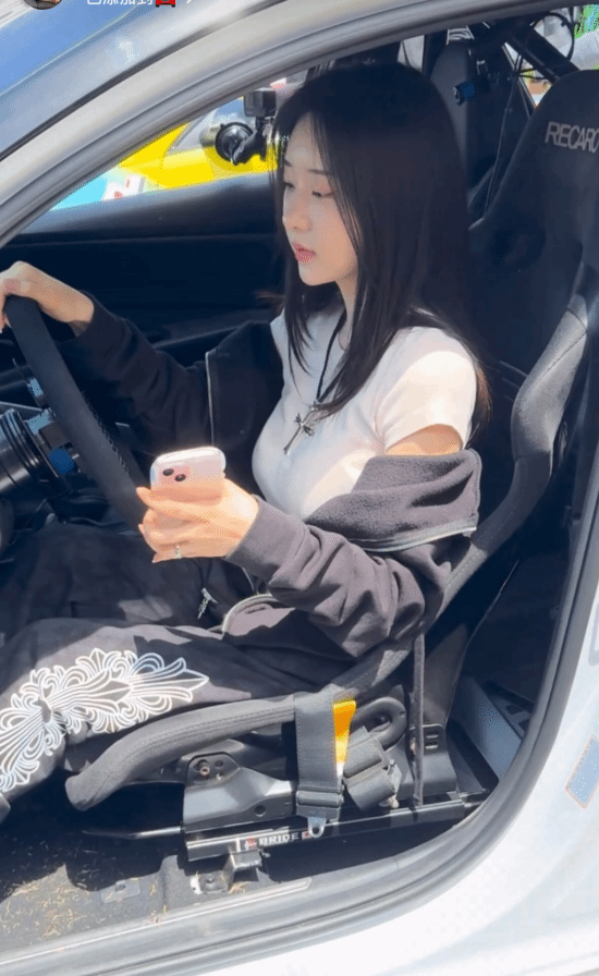 《剑星》女主体模新日常照：赛车场拍照合影