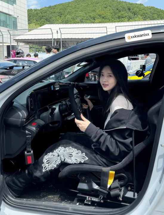 《剑星》女主体模新日常照：赛车场拍照合影