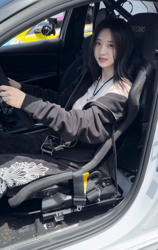 《剑星》女主体模新日常照：赛车场拍照合影