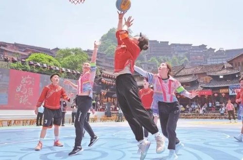 贵州“姑妈”篮球赛太有意思了 唯一规则：不准打架