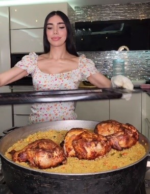 性感的南美“女菩萨”，带着千万网友去给贫民窟送饭