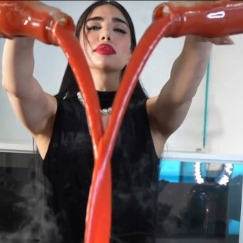 性感的南美“女菩萨”，带着千万网友去给贫民窟送饭