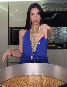 性感的南美“女菩萨”，带着千万网友去给贫民窟送饭