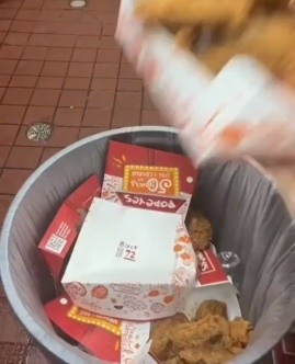 性感的南美“女菩萨”，带着千万网友去给贫民窟送饭