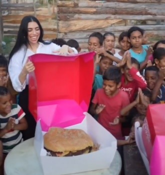 性感的南美“女菩萨”，带着千万网友去给贫民窟送饭