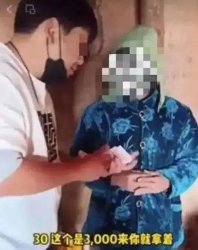 性感的南美“女菩萨”，带着千万网友去给贫民窟送饭