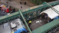 阿根廷火车相撞 90人受伤:疑信号电缆被盗致无法调度
